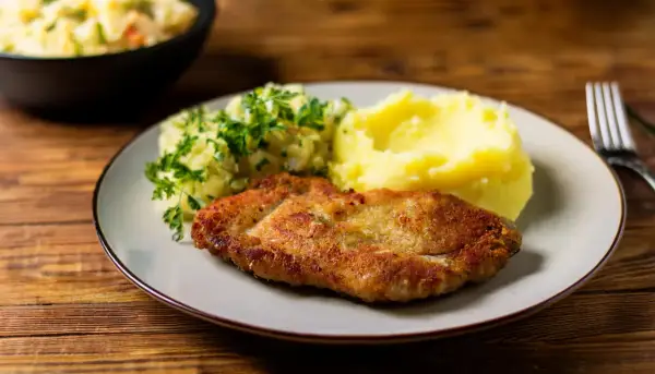 Chrupiące schabowe z airfryer, podane z puree ziemniaczanym i surówką z kapusty. Pyszny obiad gotowy w mgnieniu oka!