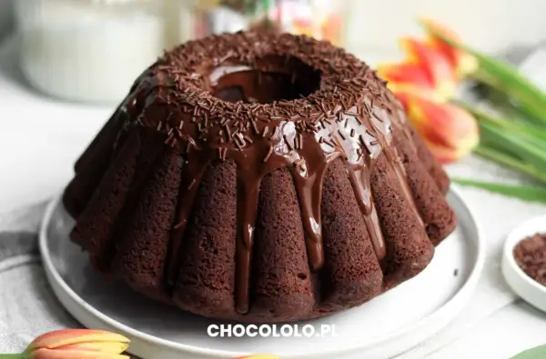 Pyszna babka z mascarpone i kakao, polana czekoladą i posypana wiórkami. Idealna na deser!