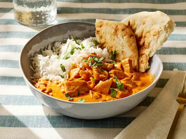Pyszne butter masala z kurczakiem, ryżem i chlebkiem naan.