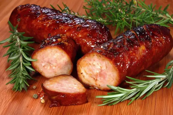 Soczysta kiełbasa z piekarnika jak z grilla, z chrupiącą skórką i aromatycznym rozmarynem. Idealna na obiad!