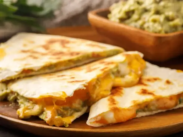 Pyszna, prosta kolacja na ciepło: quesadillas z ciągnącym się serem i guacamole. Idealne na szybki posiłek.
