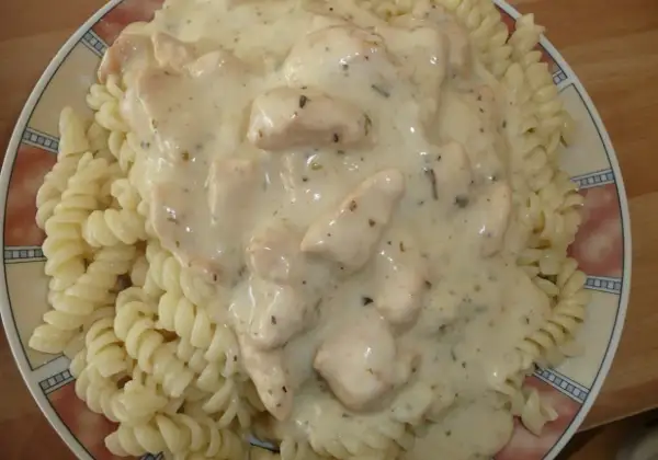 Pyszny makaron fusilli z kurczakiem w kremowym sosie śmietanowym, doprawionym ziołami. Idealny obiad!