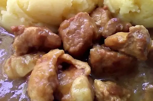 Gulasz wieprzowy z ziemniakami. Idealne jakie przyprawy do gulaszu wieprzowego? Papryka, majeranek, czosnek, kminek.