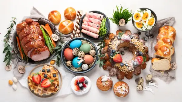 Wielkanocne przekąski: pieczony schab, babka, mazurek, jajka, pascha i słodkie bułeczki.