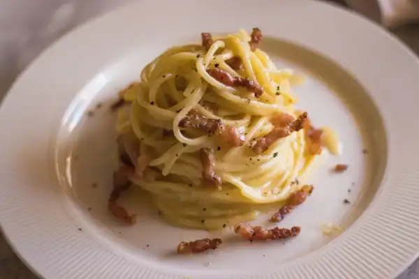 Pyszne spaghetti carbonara, idealne na szybki obiad. Zobacz, jak zrobić carbonare krok po kroku!