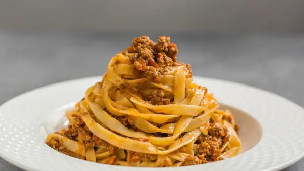 Tagliatelle z bogatym sosem mięsnym, idealne na obiad. Ten ragu przepis to klasyka!