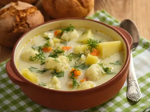 Aksamitna zupa kalafiorowa jak u babci, pełna ziemniaków, marchewki i koperku. Idealna na chłodne dni.