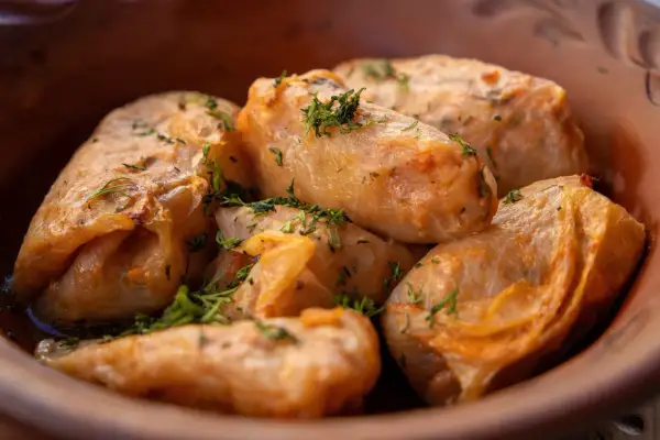 Pyszne gołąbki w sosie, idealne na obiad. Przepis na gołąbki na 1kg mięsa.