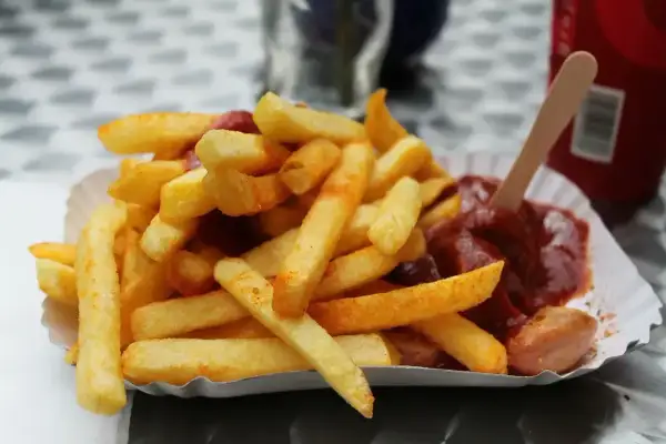 Chrupiące frytki z sosem i kiełbaską, jakby prosto z ulicznego stoiska w Wietnamie. Idealne na szybką przekąskę.