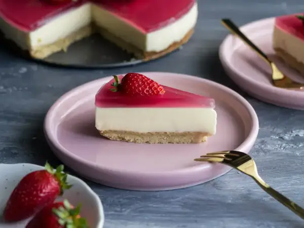 Pyszny sernik z galaretką truskawkową i mascarpone. Czy można mieszać serek mascarpone z galaretką? Tak, efekt jest zachwycający!