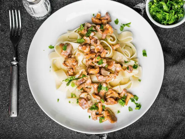 Pappardelle z kurkami w kremowym sosie. Dowiedz się, jak zrobić sos kurkowy, żeby nie był gorzki i zachwycał smakiem.