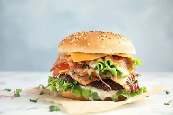 Ile kalorii ma burger wołowy? Rozłóż go na czynniki pierwsze!