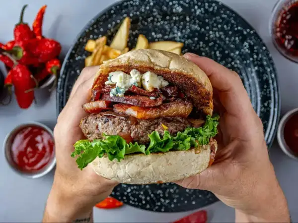 Prawdziwe burgery przepis: soczysta wołowina, chrupiący bekon, ser pleśniowy i świeża sałata w domowej bułce. Idealne na obiad!